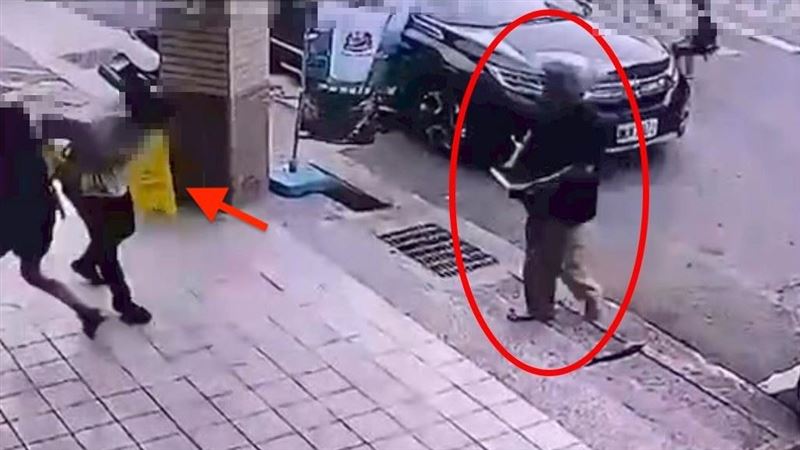 苗栗縣48歲邱姓男子10年前在苗栗市某超商隨機砍人，昨天竟在同一地點再度犯案。（圖／翻攝畫面）