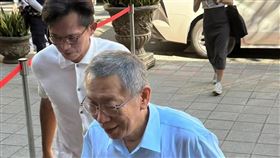 柯文哲臉書2日上午貼出一張黃國昌走在柯文哲身後的照片，並寫道「偶居然真的被跟了」。（圖／翻攝自柯文哲臉書）