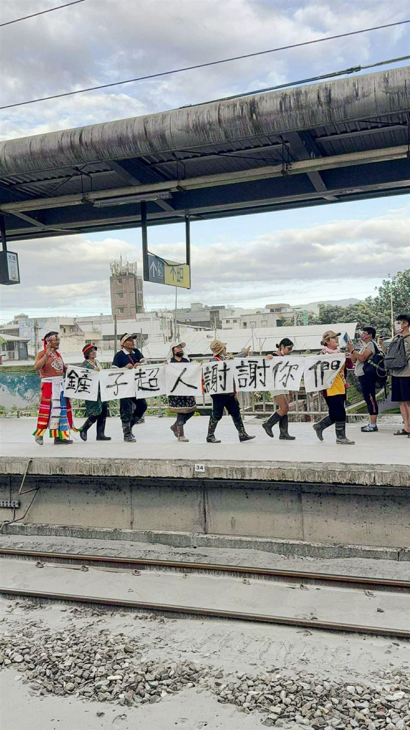 全台破萬名志工伸出援手，當地居民感謝「鏟子超人」。（圖／翻攝自Threads @wanyu_npp）