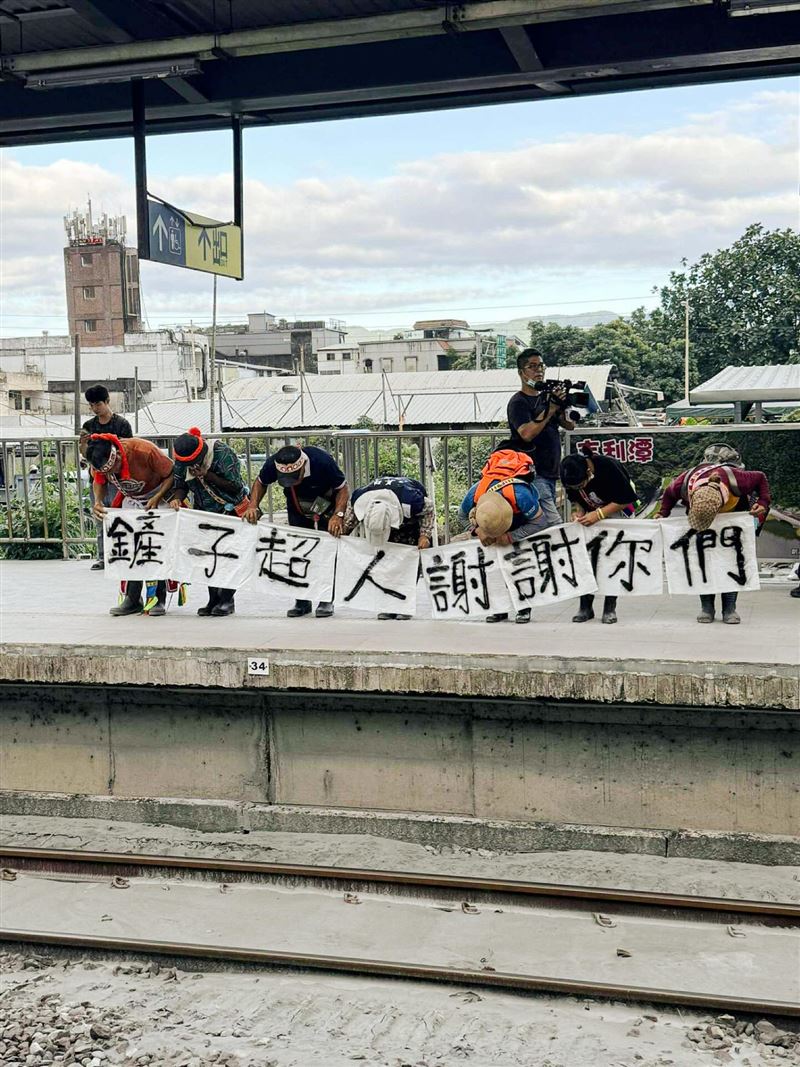 光復車站的月台上，7位當地居民舉起布條，寫著「鏟子超人謝謝你們」。（圖／翻攝自Threads @wanyu_npp）