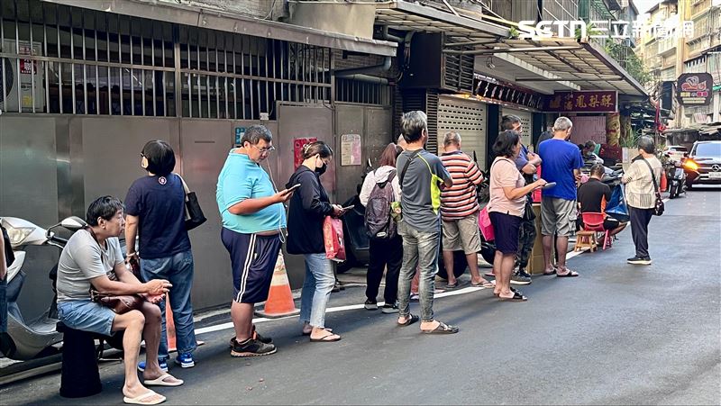 截至今日上午7點，小潘蛋糕坊排隊人潮已超過120人。(圖／記者賴俊佑攝影）