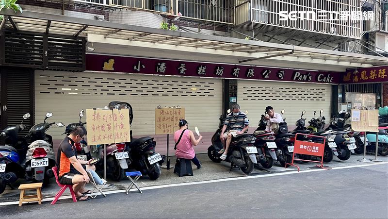 小潘蛋糕坊店休22天後，今日開放現場購買。(圖／記者賴俊佑攝影）