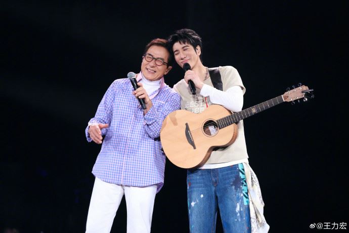 王力宏（右）邀請成龍（左）擔任演唱會嘉賓。（圖／翻攝自王力宏微博）