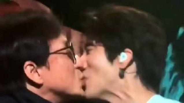 成龍早在2018年就曾獻吻王力宏。（圖／翻攝自微博）