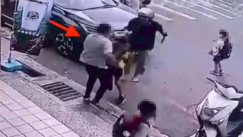 當時一名女童被歹徒逮住，安親班黃姓女老師，危急時刻拉開學童，險些被波及。老師英勇救童的作為外界大讚。（圖／翻攝畫面）