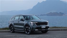 本月入主The Sorento享5萬元開回家或100萬元0利率方案，Turbo-Hybrid車型還可適用最高10萬元貨物稅減徵新政策。（圖／Kia提供）