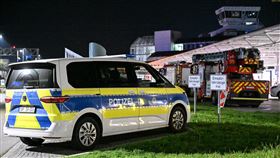 慕尼黑機場因目擊無人機事件，導致航班取消，警方和消防部門都緊急出動執勤。（圖／美聯社／達志影像）