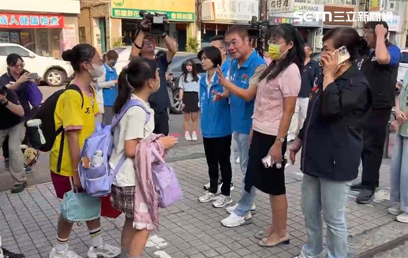 苗栗縣長鍾東錦親自坐鎮到校門口導護，強調將啟動護童專案。(圖／翻攝畫面)