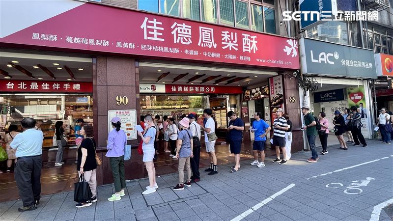 佳德糕餅店外排隊人潮超過120人，等買鳳梨酥、蛋黃酥禮盒。(圖／記者賴俊佑攝影）