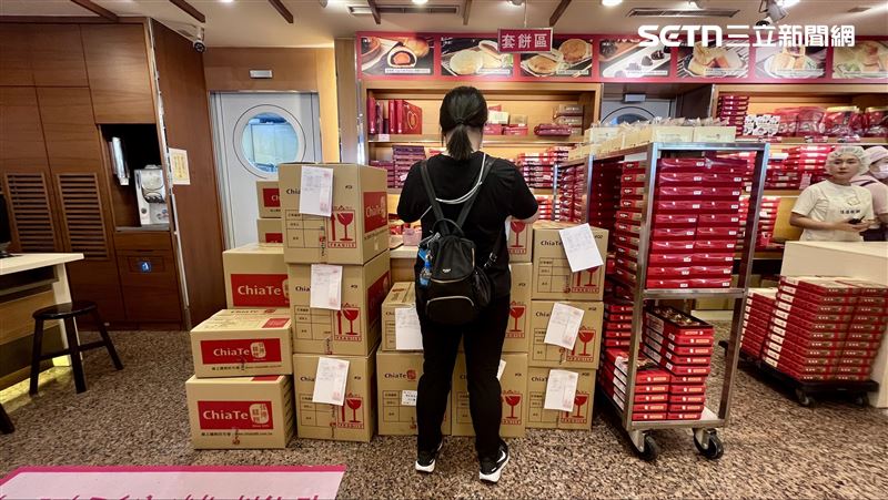 不少民眾一出手訂好幾箱中秋禮盒。(圖／記者賴俊佑攝影）