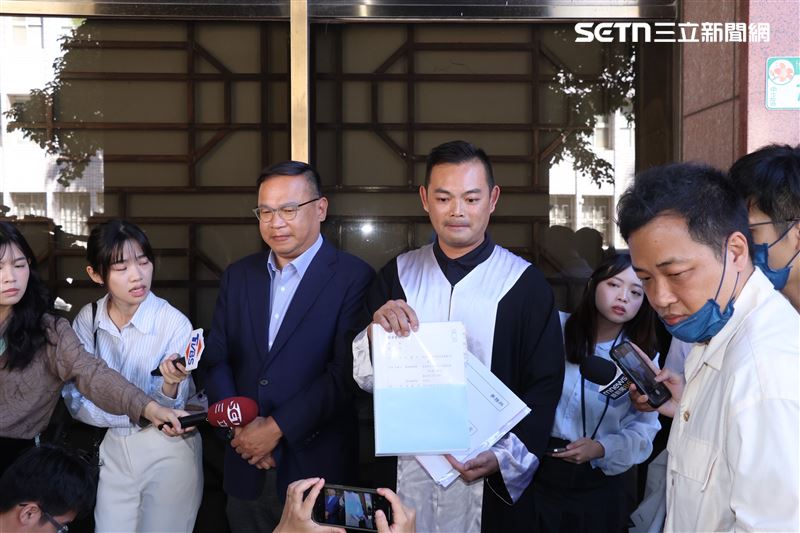 王義川在律師陪同下赴北檢對黃國昌提告。（圖／記者鄭孟晃攝）