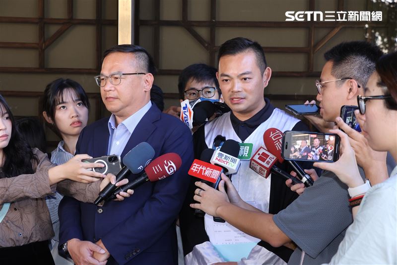 王義川在律師陪同下赴北檢對黃國昌提告。（圖／記者鄭孟晃攝）