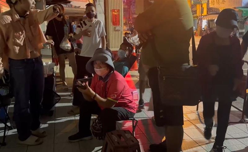 不二坊蛋黃酥開放店面銷售，前一天深夜就有大批民眾在店門外排隊卡位，與代購業者爆發口角。(圖／翻攝畫面)
