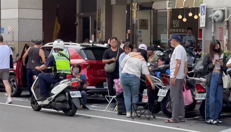 不二坊蛋黃酥開放店面銷售4天，排隊人龍長達上百公尺。(圖／翻攝畫面)