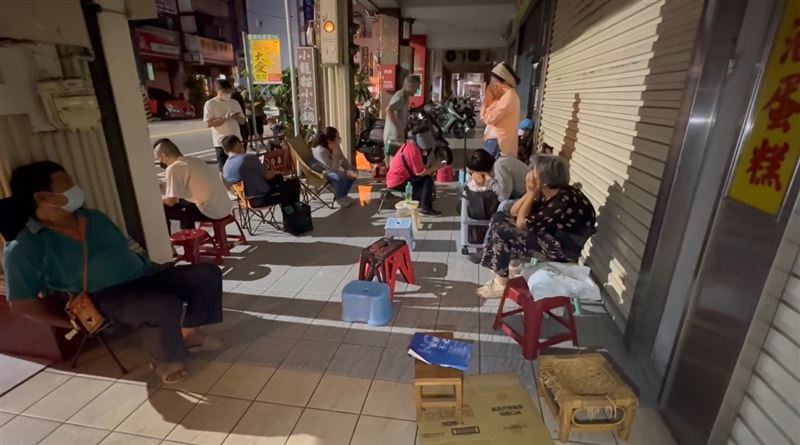 排隊隊伍出現板凳大軍，散客大罵要求撤除空椅子。(圖／翻攝畫面)
