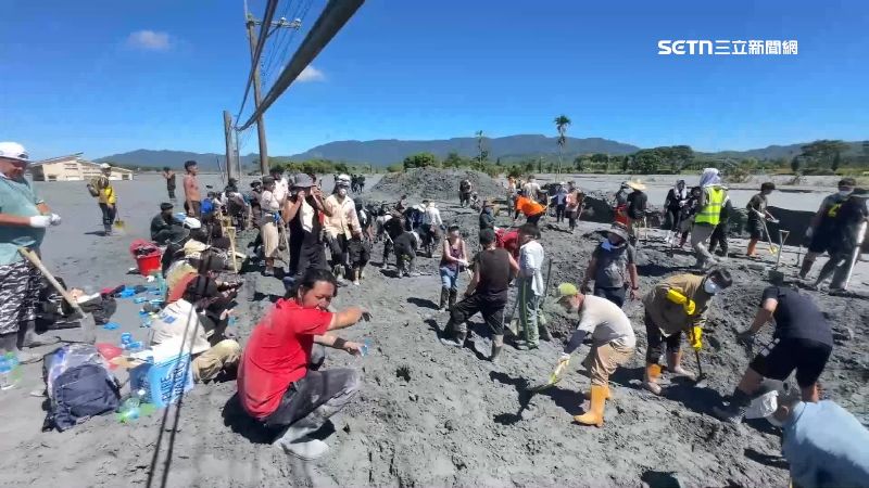 花蓮光復鄉遭受洪災，全台民眾化身「鏟子超人」投入救災。（圖／資料照）