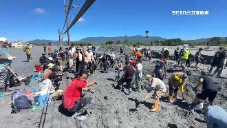 佛祖街淤泥重機難進　300鏟子超人開挖路
