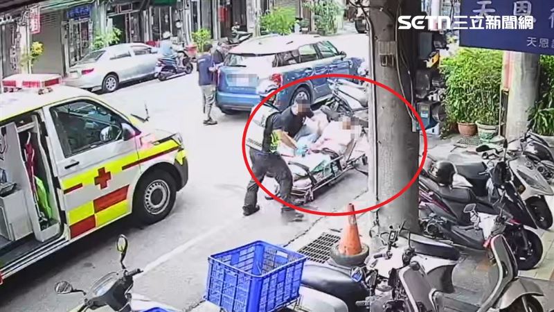 救護人員及熱心民眾，替見義勇為50歲林姓男子包紮，並協助送醫。（圖／翻攝畫面）