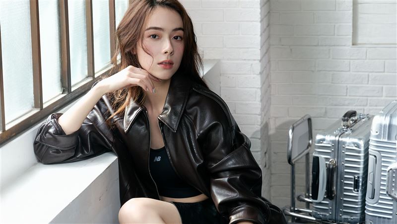 金鐘女星挑戰極簡穿搭！大秀修長鉛筆腿