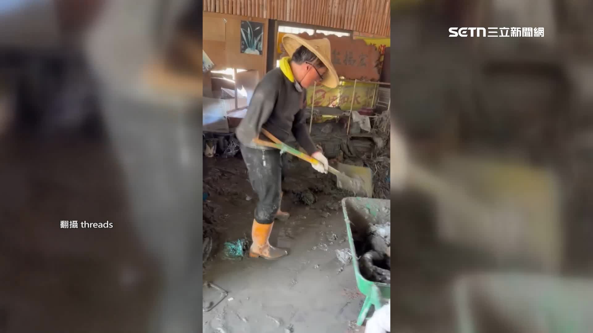 獨臂志工鏟土的動作連旁邊的志工都自嘆不如。（圖／翻攝自Threads）