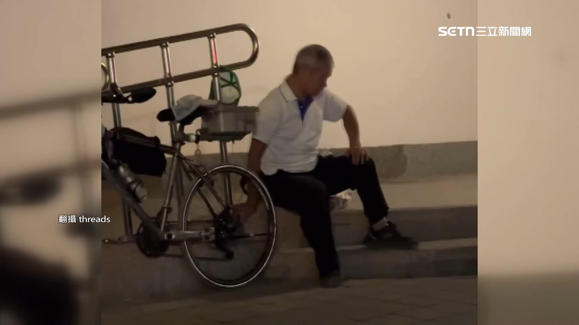 80歲伯伯從彰化騎腳踏車到光復，清淤完打地鋪休息。（圖／翻攝自Threads）