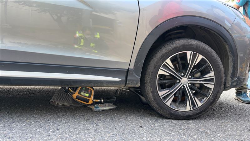 共享單車被卡在底盤中。（圖／翻攝畫面）
