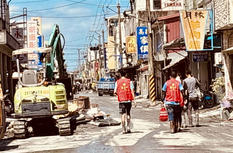 靈鷲山表示：我們不會撤！和尚、法師、志工、國軍化身鏟子超人長期助光復，成臺灣最美風景。（圖／靈鷲山提供）
