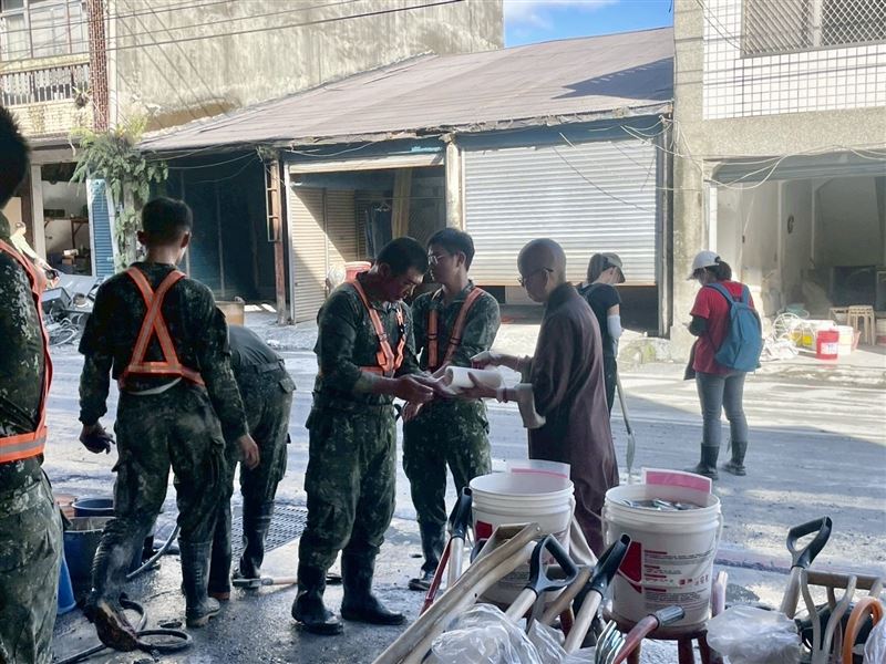 靈鷲山表示：我們不會撤！和尚、法師、志工、國軍化身鏟子超人長期助光復，成臺灣最美風景。（圖／靈鷲山提供）