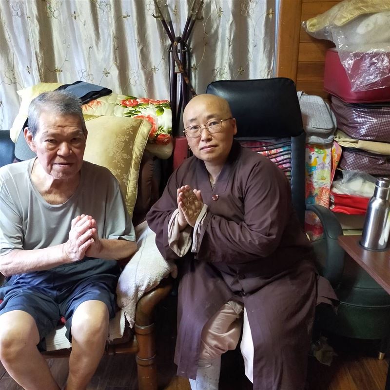 靈鷲山表示：我們不會撤！和尚、法師、志工、國軍化身鏟子超人長期助光復，成臺灣最美風景。（圖／靈鷲山提供）