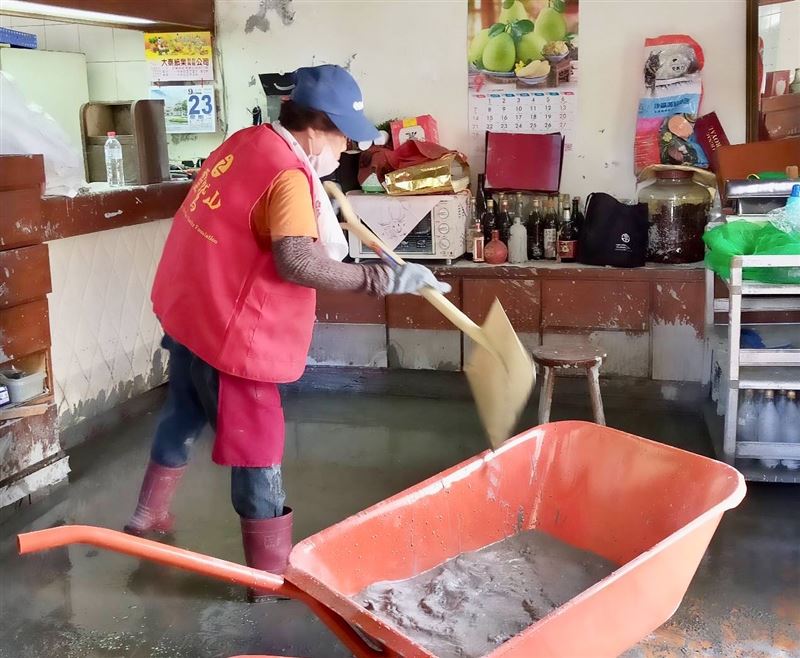 靈鷲山表示：我們不會撤！和尚、法師、志工、國軍化身鏟子超人長期助光復，成臺灣最美風景。（圖／靈鷲山提供）