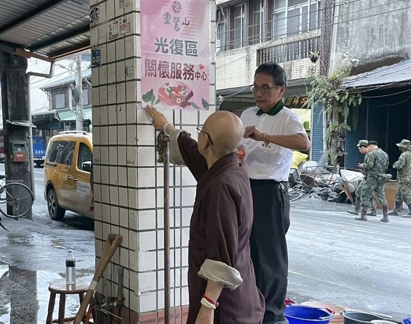 靈鷲山表示：我們不會撤！和尚、法師、志工、國軍化身鏟子超人長期助光復，成臺灣最美風景。（圖／靈鷲山提供）