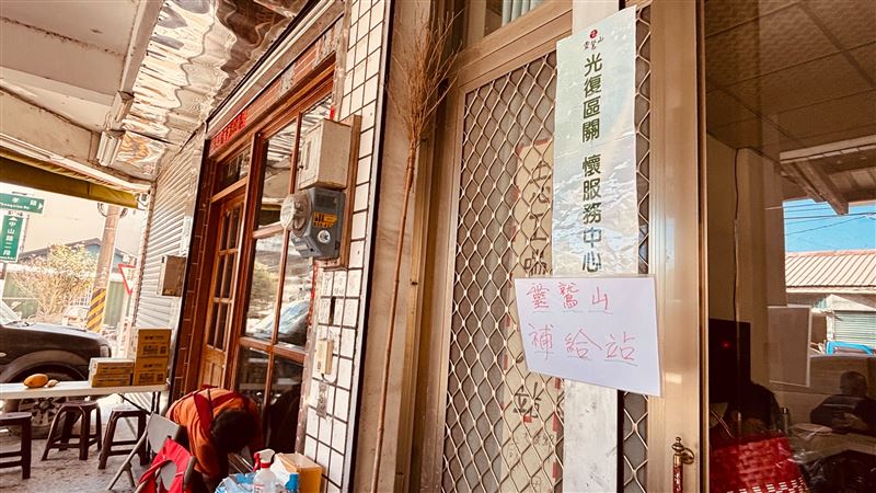 靈鷲山表示：我們不會撤！和尚、法師、志工、國軍化身鏟子超人長期助光復，成臺灣最美風景。（圖／靈鷲山提供）