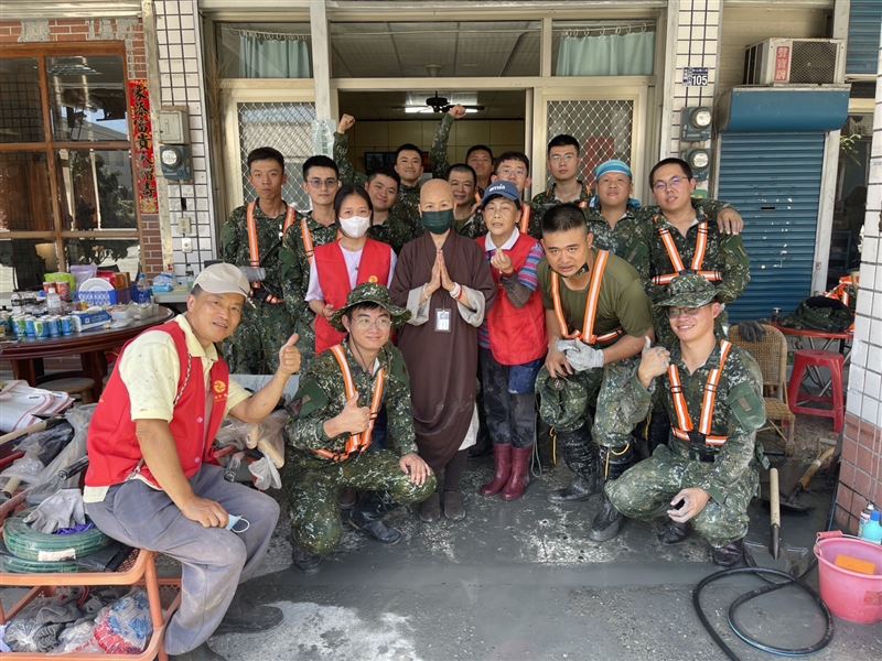 靈鷲山表示：我們不會撤！和尚、法師、志工、國軍化身鏟子超人長期助光復，成臺灣最美風景。（圖／靈鷲山提供）
