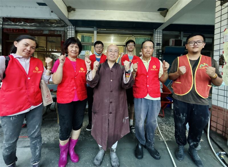 靈鷲山表示：我們不會撤！和尚、法師、志工、國軍化身鏟子超人長期助光復，成臺灣最美風景。（圖／靈鷲山提供）
