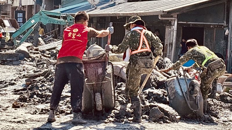 靈鷲山表示：我們不會撤！和尚、法師、志工、國軍化身鏟子超人長期助光復，成臺灣最美風景。（圖／靈鷲山提供）