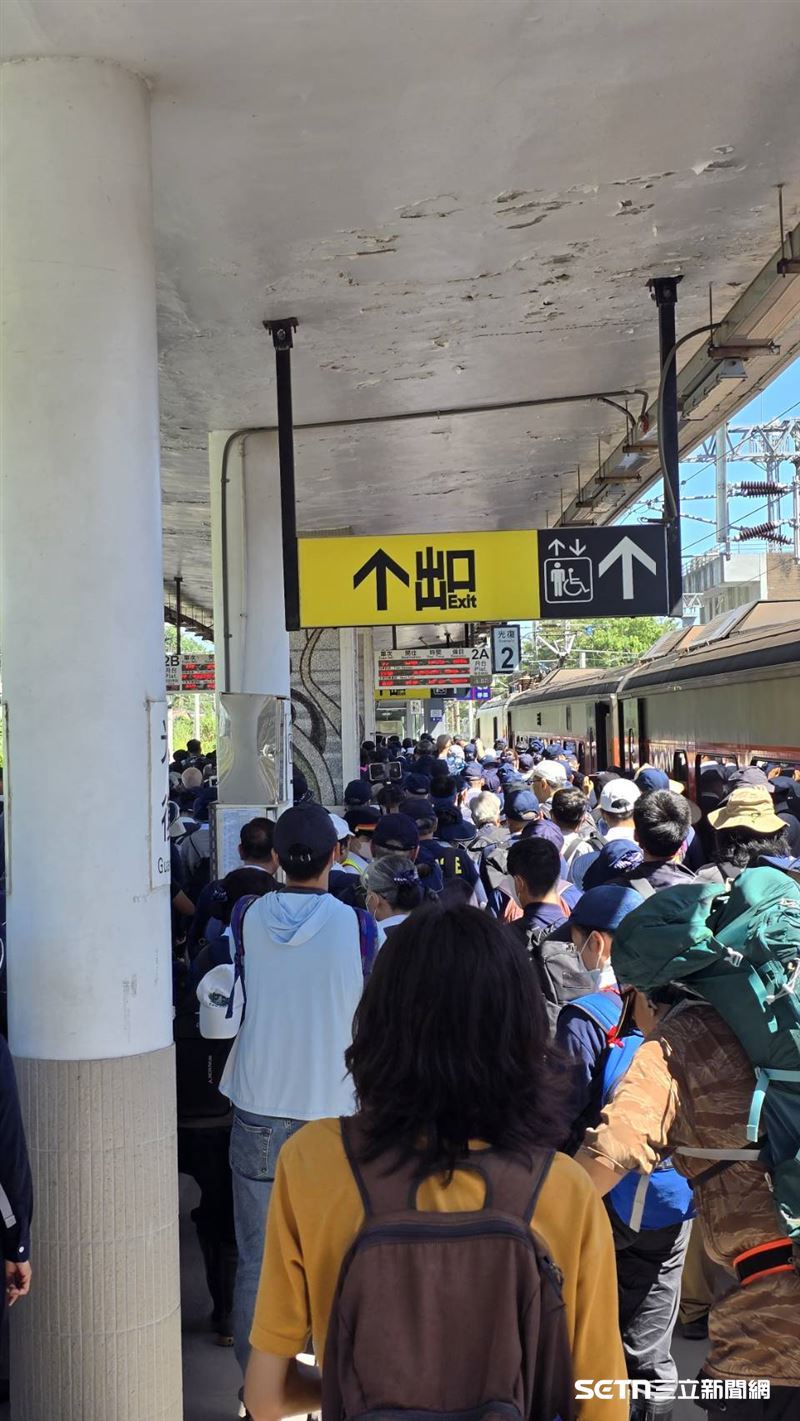 靈鷲山表示：我們不會撤！和尚、法師、志工、國軍化身鏟子超人長期助光復，成臺灣最美風景。（圖／熱血的「鏟子超人」授權提供）