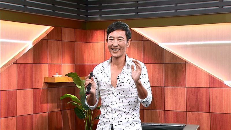 于冠華在節目中大秀雙節棍招數。（圖／年代提供）