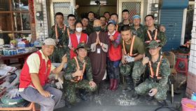 靈鷲山表示：我們不會撤！和尚、法師、志工、國軍化身鏟子超人長期助光復，成臺灣最美風景。（圖／靈鷲山提供、翻攝自Threads @wanyu_npp、熱血的「鏟子超人」授權提供、翻攝自台鐵公司） 