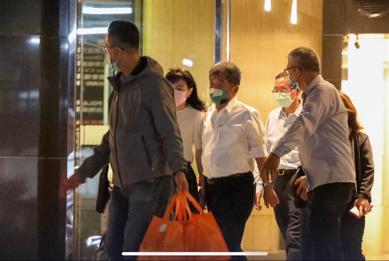 2022/11/6徐巧芯在臉書PO出陳時中與女性牽手照片，被追查出是出自黃國昌的狗仔。（圖／翻攝自徐巧芯臉書）