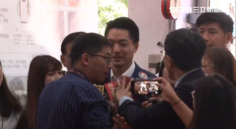 南港高工校長蕭為康（右）在蔣萬安面前阻擋並推了提問記者（左），記者轉過頭跟他說「不要這樣子」。（圖／翻攝畫面）