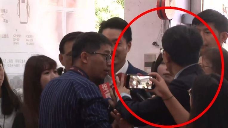 南港高工校長蕭為康（紅圈）在蔣萬安面前阻擋並推了提問記者（圖／翻攝畫面）