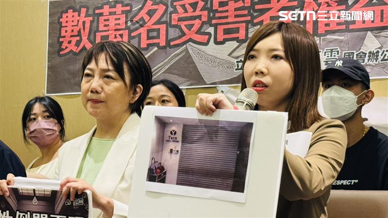 民進黨新北市議員張維倩（右）透露，有大量員工只拿到部分薪水，根本活不下去。（圖／記者柯美儀攝影）