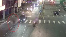 新北市新莊區日前發生一起車禍，李姓少年（12歲）騎腳踏車行經中正路與新樹路口時，突然鬼切左轉，少年人車遭後方小客車撞飛，所幸少年僅背部、雙腳擦挫傷未送醫，路口監視器拍下驚悚車禍經過。