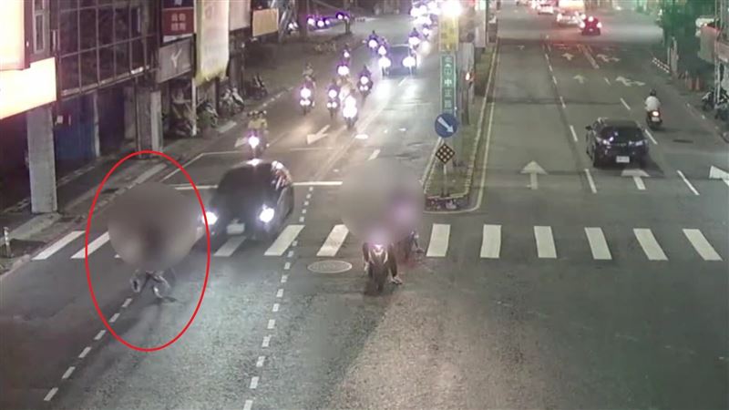 李姓少年（12歲）騎腳踏鬼切左轉遭後方小客車撞飛。（圖／翻攝畫面）