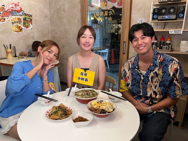 風田（右起）、朵拉、巴鈺在花蓮進行吃飽飽、錢有找的挑戰。( 圖／TVBS提供)