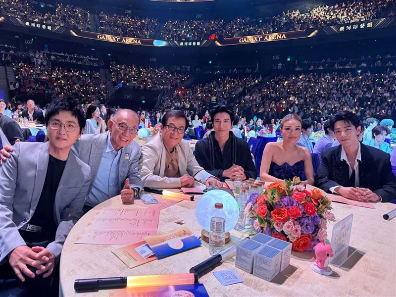 成龍、容祖兒、王力宏、肖戰等大咖同桌。(圖/翻攝自微博)