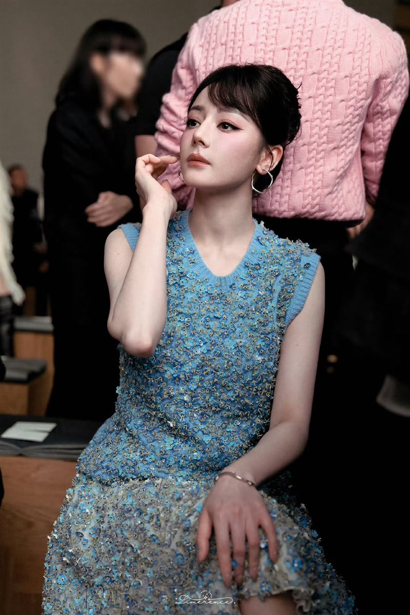 中國女星迪麗熱巴出席巴黎時裝週。（圖／翻攝自微博）