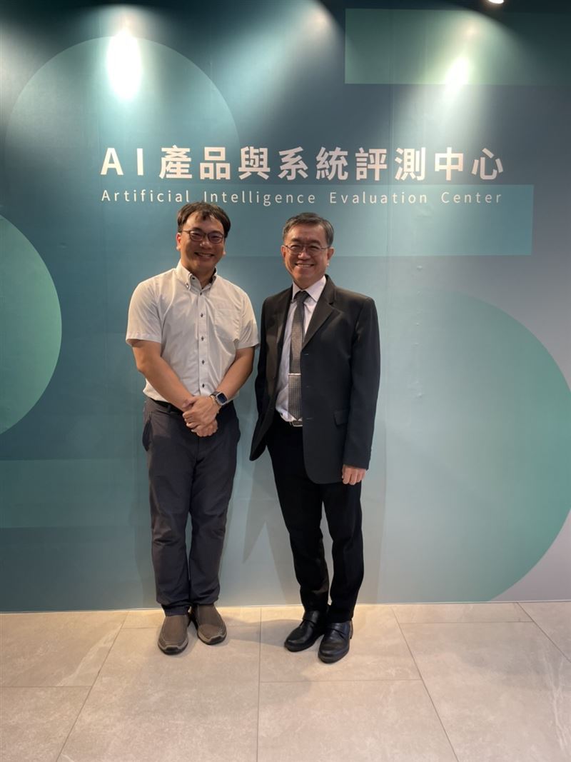 AIEC評測中心發布語言模型基準評測結果。圖右為資安院副院長龔化中、圖左為工研院組長王邦傑。（圖／AIEC評測中心提供）