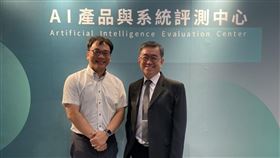 AIEC評測中心發布語言模型基準評測結果。圖右為資安院副院長龔化中、圖左為工研院組長王邦傑。（圖／AIEC評測中心提供） 