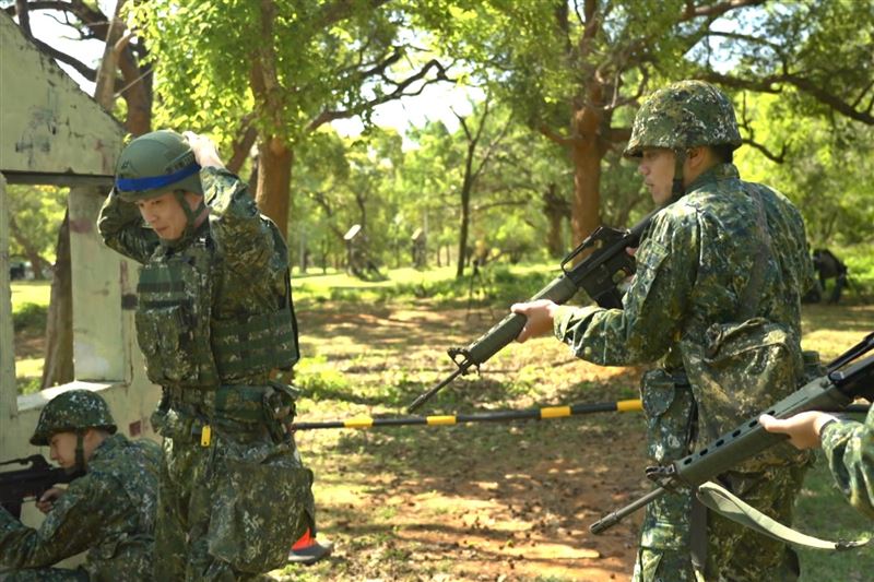黃鐙輝(左)扮演可疑人物被星兵黃恩賜(右)制伏。（圖／台視提供）